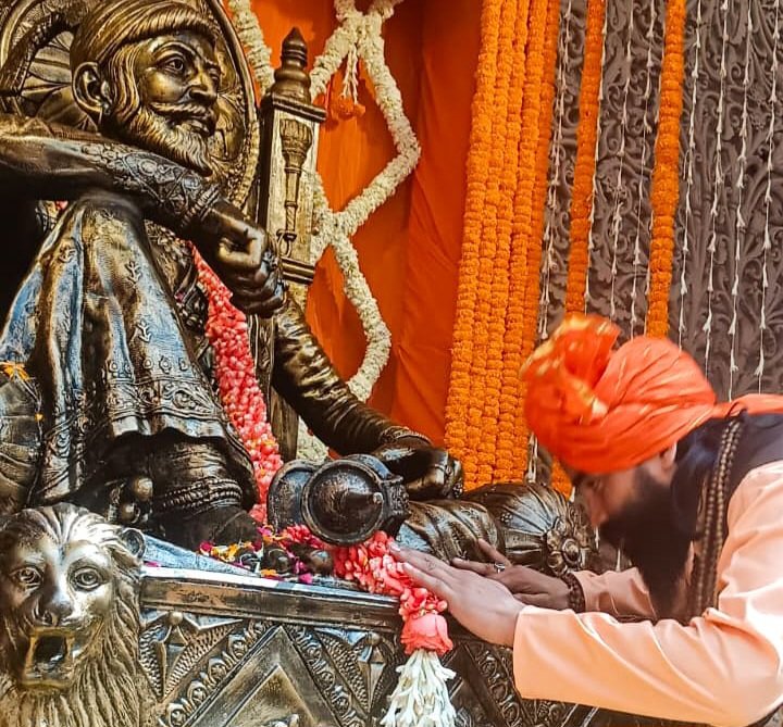 छत्रपति शिवाजी महाराज जयंती पर महाराष्ट्र सदन में बाबा कुशल सिंह ने प्रतिमा पर पुष्प अर्पित किए
