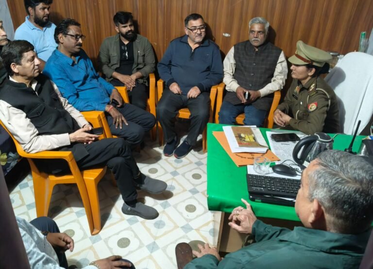 मुरादाबाद में होली और रमजान को लेकर बैठक करती हुई चौकी प्रभारी सुनीता चौधरी।