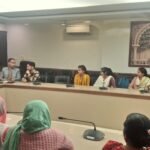सीडीओ मृणाली अविनाश जोशी स्वयं सहायता समूह की महिलाओं से संवाद करती हुईं