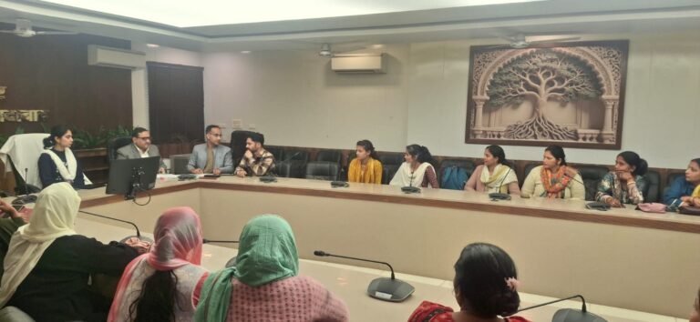 सीडीओ मृणाली अविनाश जोशी स्वयं सहायता समूह की महिलाओं से संवाद करती हुईं