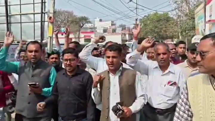 पत्रकार पर हमला बहजोई मामले में बहजोई मुख्यालय पर प्रदर्शन करते पत्रकार