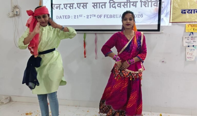दयानन्द आर्य कन्या डिग्री कॉलेज में एनएसएस शिविर समापन समारोह के दौरान छात्राओं की सांस्कृतिक प्रस्तुति