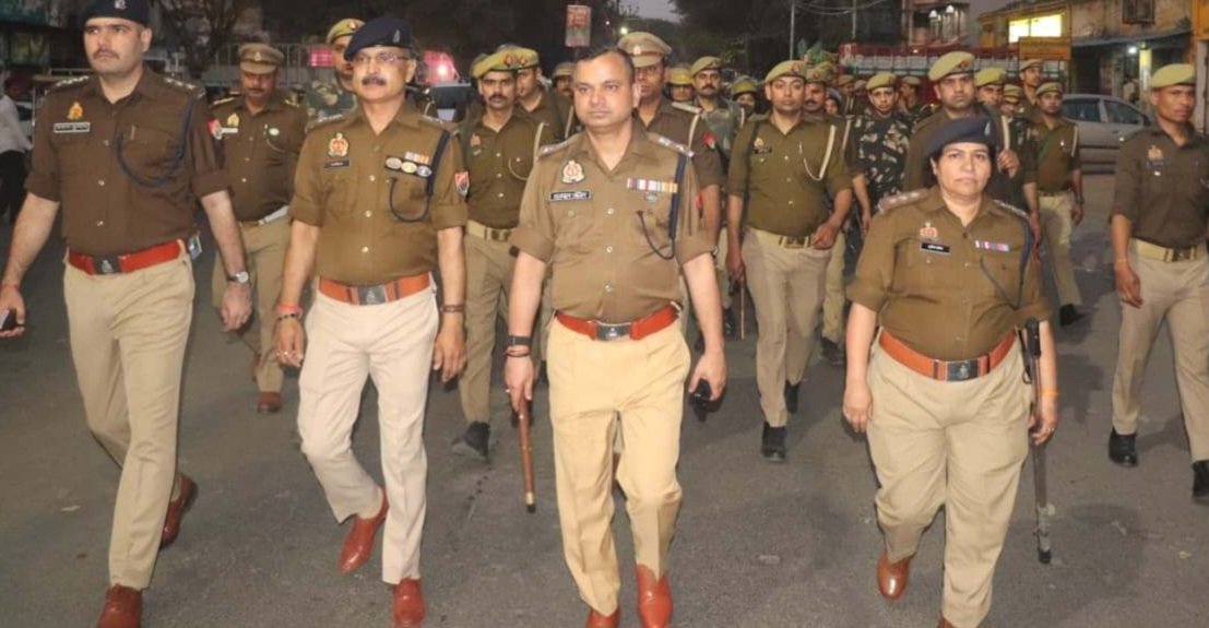 मुरादाबाद पुलिस पैदल गश्त करते हुए बाजार क्षेत्र में सुरक्षा व्यवस्था संभालती हुई