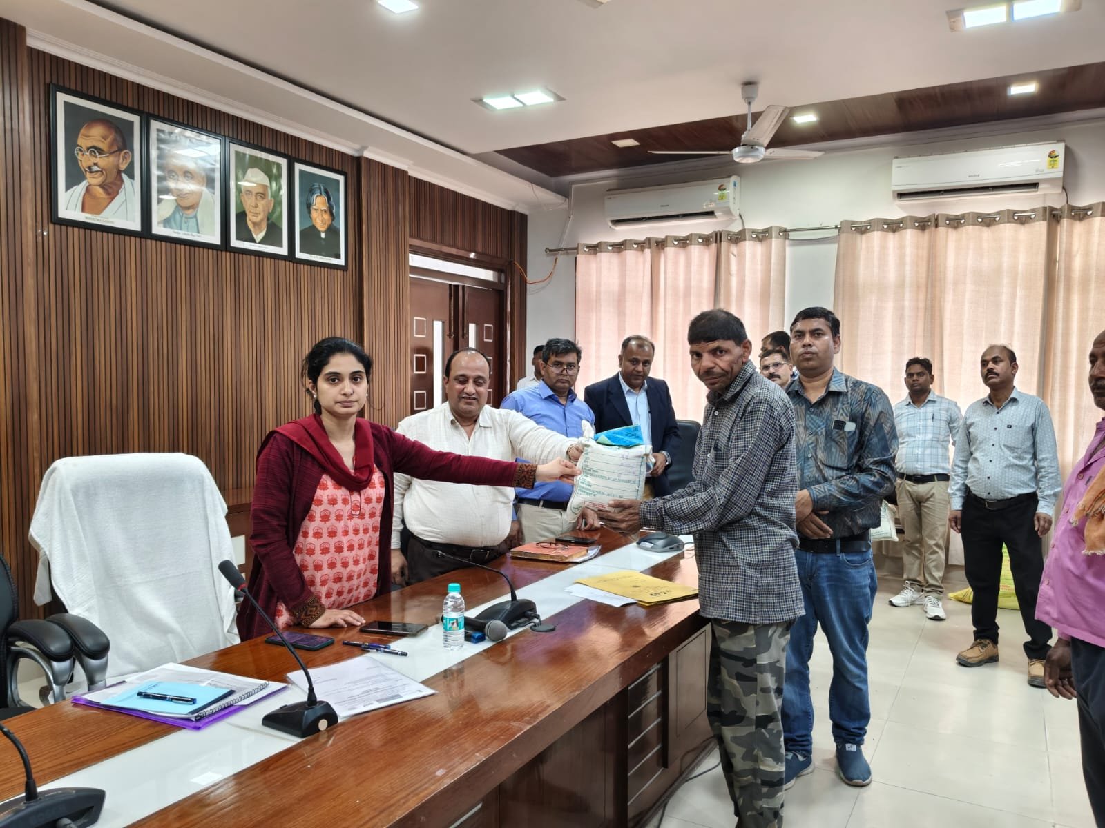 मुरादाबाद कलेक्ट्रेट में ई-लॉटरी से कृषि यंत्रों के लिए किसानों का चयन