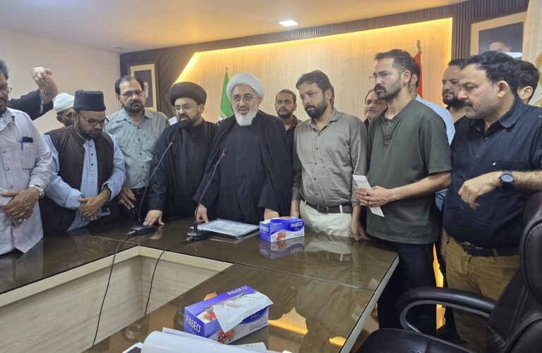 Iran Culture House Delhi में Imam Mehdi Youth Mission के वफ्द द्वारा ताज़ियत पेश करते हुए