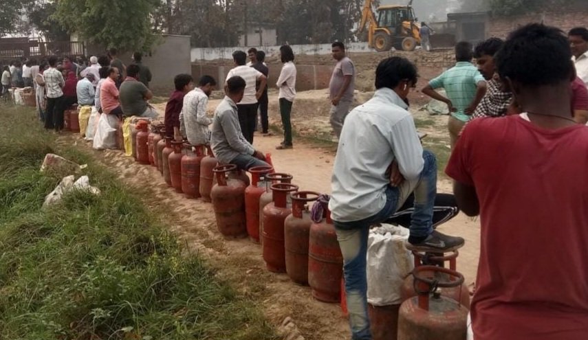 मुरादाबाद में एलपीजी गैस सिलेंडर की किल्लत के बीच गैस एजेंसी पर सिलेंडर लेने पहुंचे उपभोक्ता