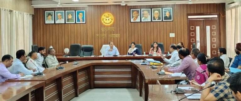 मुरादाबाद कलेक्ट्रेट में लंबित छात्रवृत्ति आवेदन को लेकर समीक्षा बैठक करते डीएम अनुज सिंह