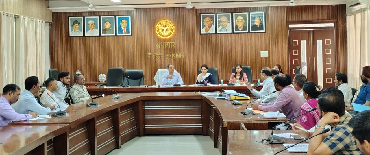 मुरादाबाद कलेक्ट्रेट में लंबित छात्रवृत्ति आवेदन को लेकर समीक्षा बैठक करते डीएम अनुज सिंह
