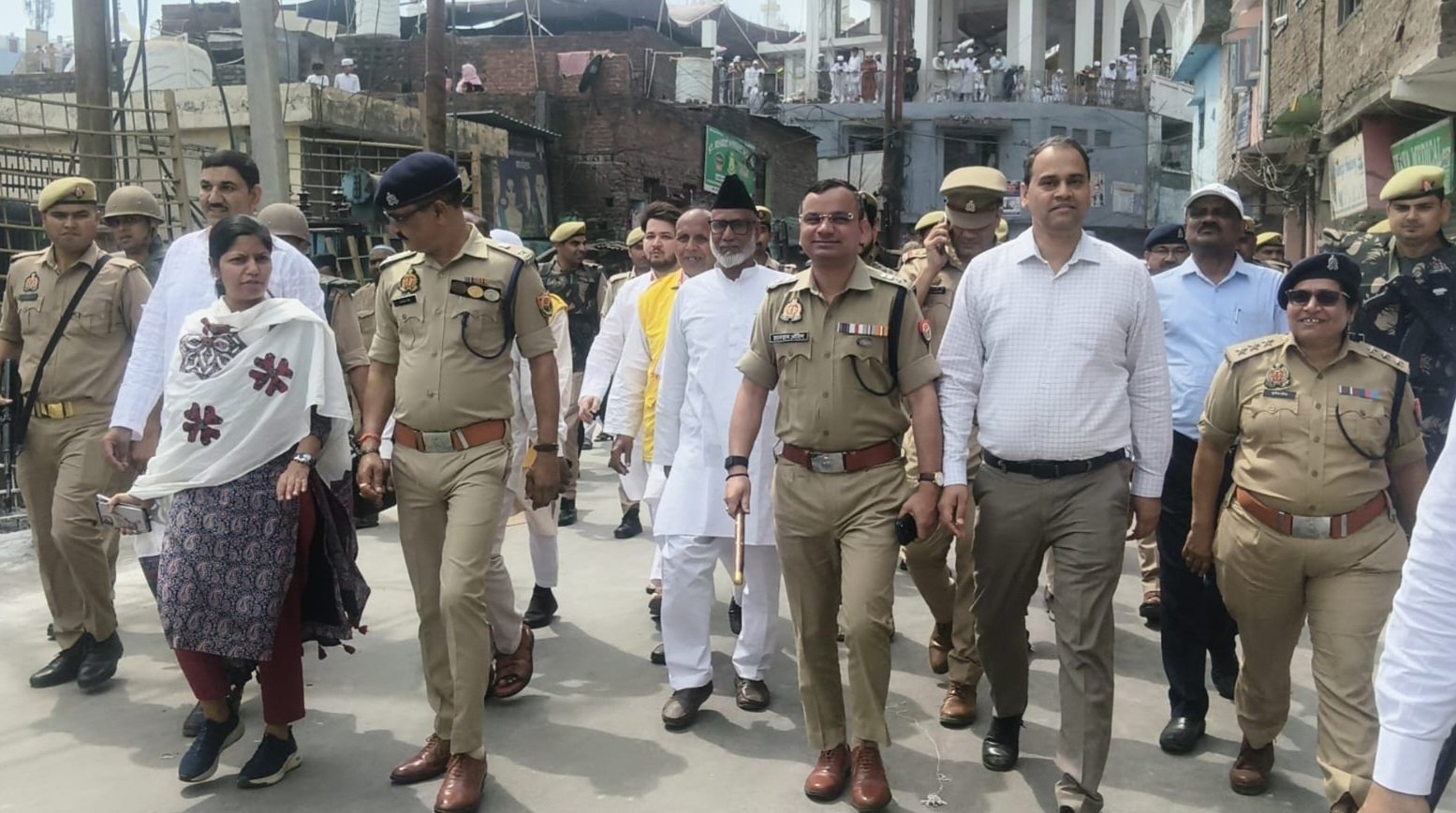 मुरादाबाद की जामा मस्जिद में अलविदा जुमे की नमाज अदा करते नमाजी