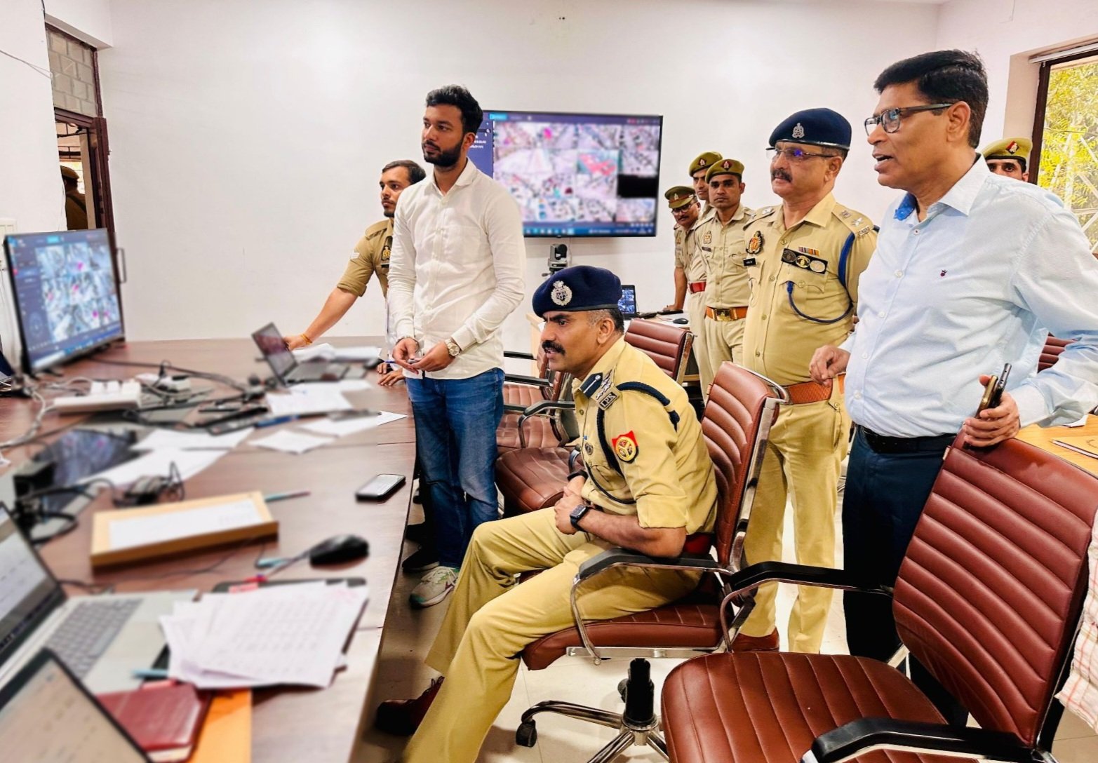 डीआईजी भर्ती परीक्षा निरीक्षण के दौरान मुरादाबाद में परीक्षा केंद्र की सुरक्षा व्यवस्था का जायजा लेते हुए