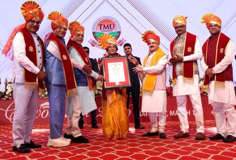 टीएमयू दीक्षांत समारोह 2026 में केंद्रीय मंत्री जेपी नड्डा छात्रों को उपाधि प्रदान करते हुए