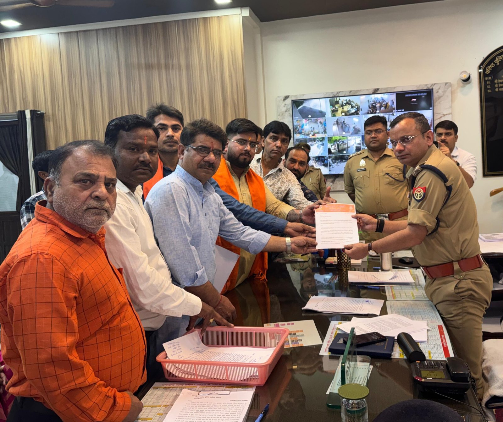 मुरादाबाद में योगी आदित्यनाथ की माता पर अभद्र टिप्पणी के विरोध में हिंदू युवा वाहिनी ने एसएसपी को ज्ञापन सौंपा