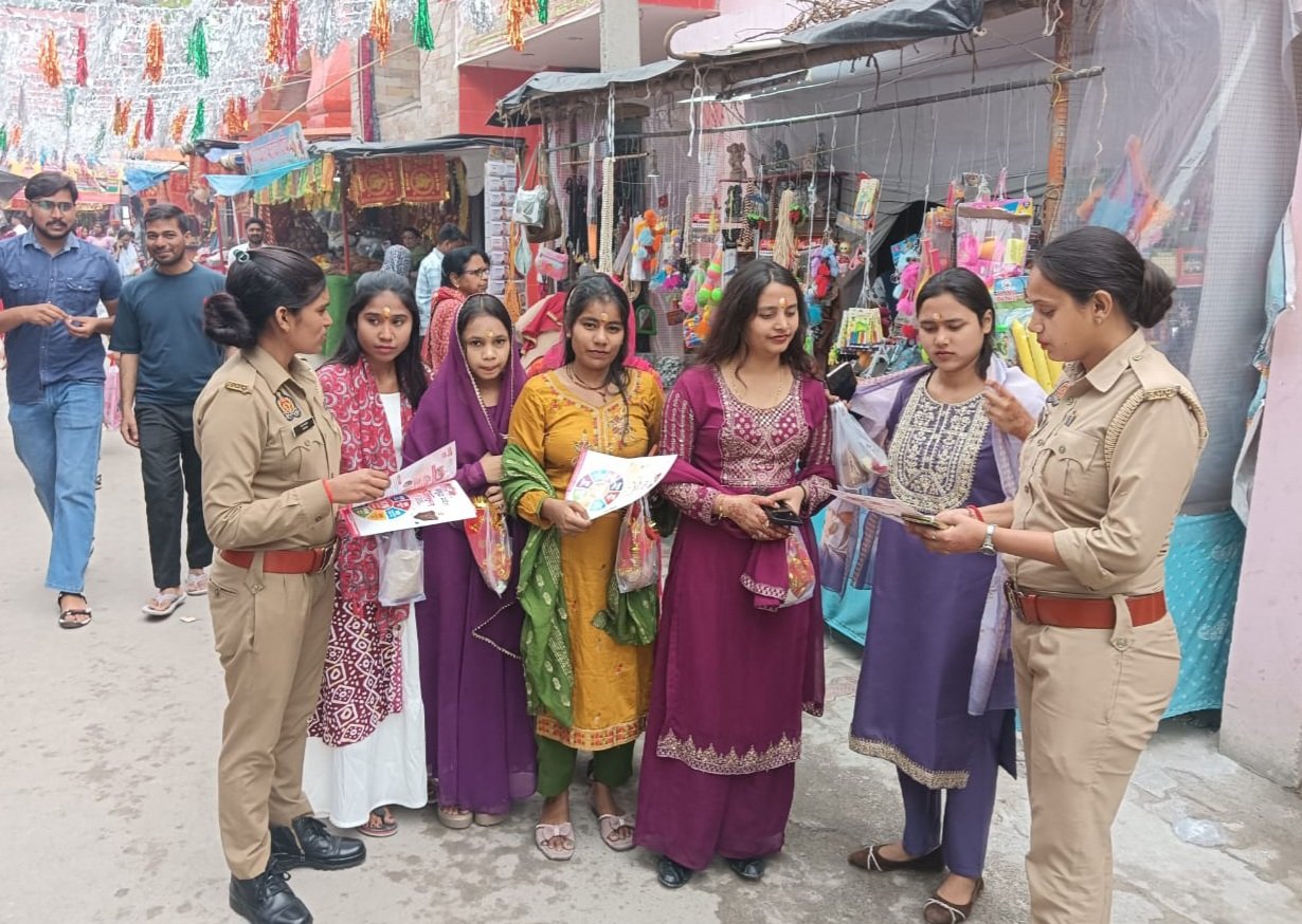 मिशन शक्ति अभियान मुरादाबाद के दौरान महिलाओं को जागरूक करती टीम