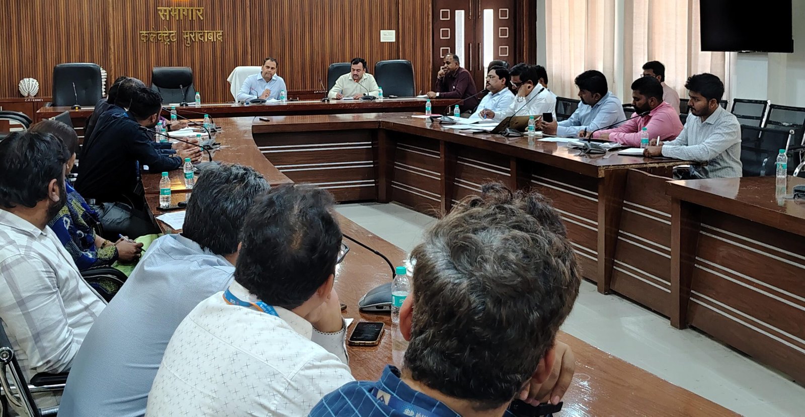 मुरादाबाद कलेक्ट्रेट सभागार में डीएम अनुज सिंह की अध्यक्षता में बैठक करते अधिकारी