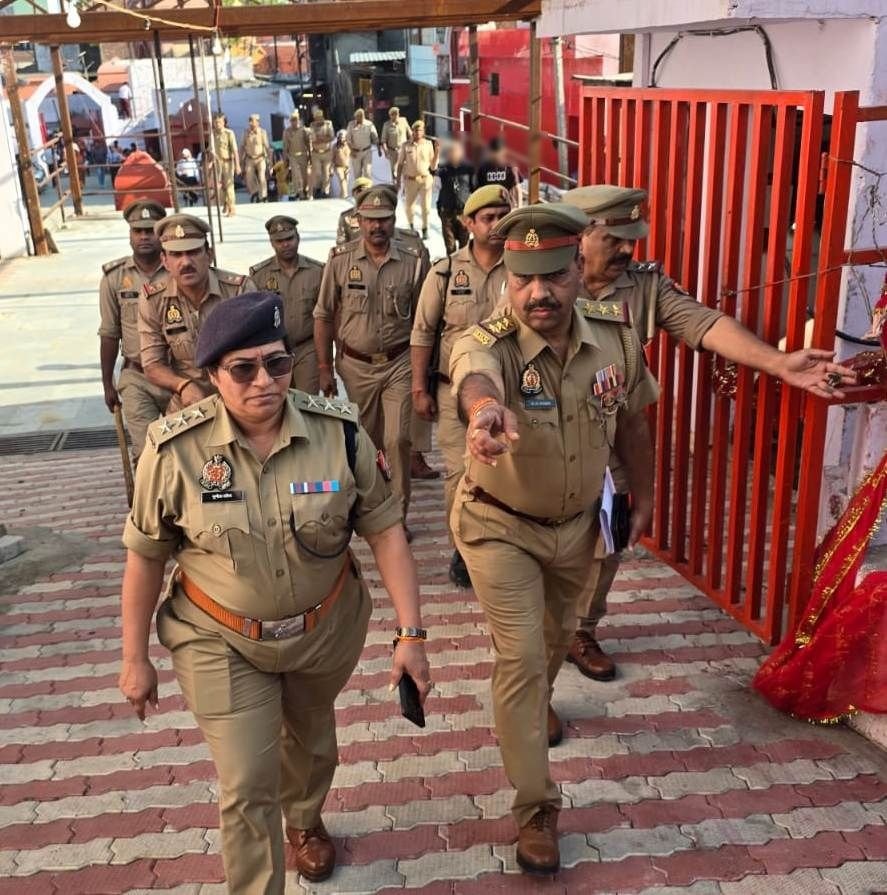 मुरादाबाद में महिला पुलिसकर्मी रन फॉर एम्पावरमेंट में दौड़ लगाते हुए