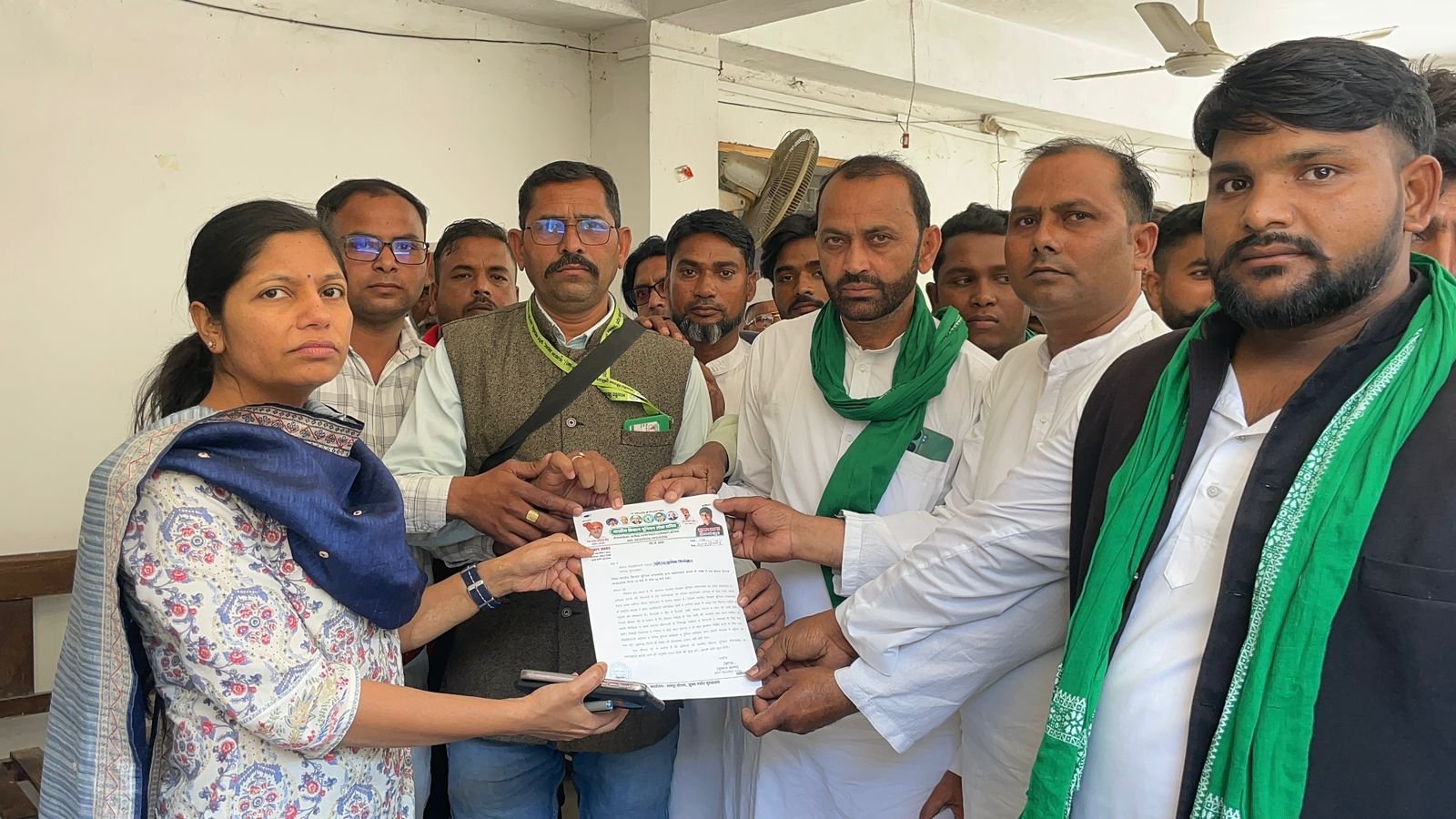 मुरादाबाद कलेक्ट्रेट में किसान नेता जिलाधिकारी को ज्ञापन सौंपते हुए