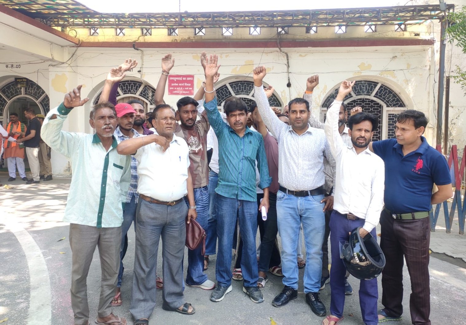 मुरादाबाद कलेक्ट्रेट में देशी शराब के खिलाफ प्रदर्शन करते कार्यकर्ता