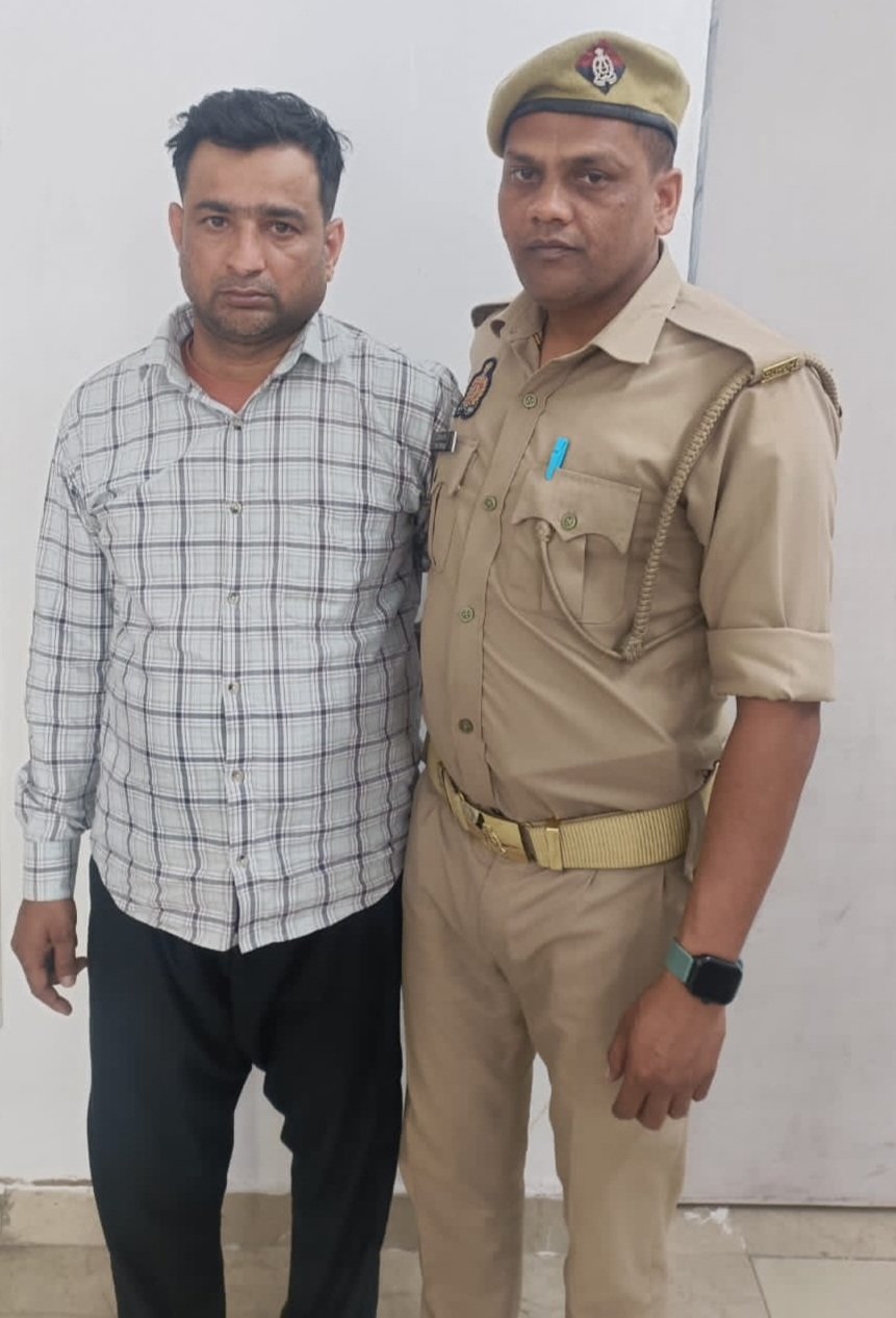 मुरादाबाद में चरस तस्कर गिरफ्तार करते पुलिस