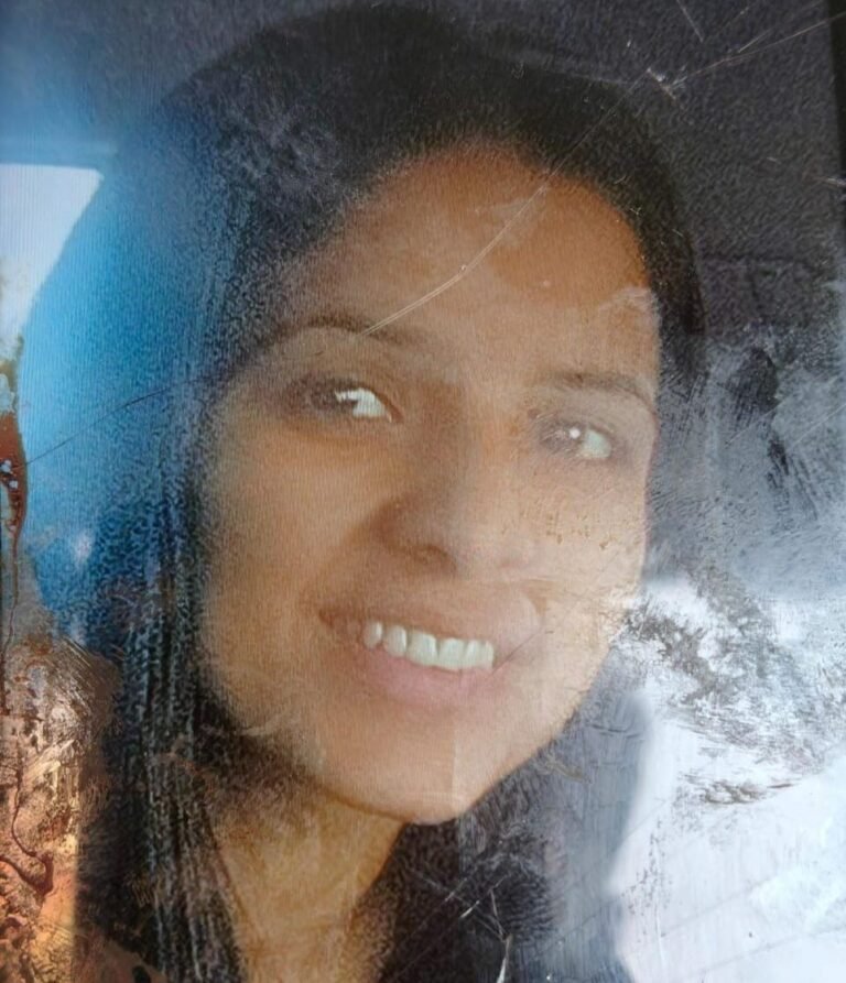 मुरादाबाद में भाई ने बहन की चाकू से हत्या के बाद जांच करती पुलिस