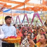 कुंदरकी होली मिलन समारोह में लोगों से मिलते विधायक ठाकुर रामवीर सिंह