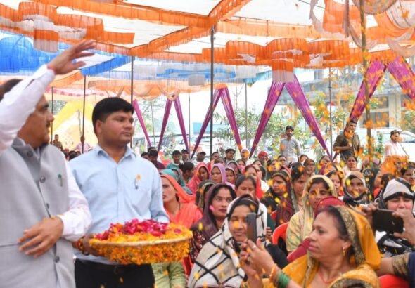 कुंदरकी होली मिलन समारोह में लोगों से मिलते विधायक ठाकुर रामवीर सिंह