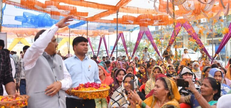 कुंदरकी होली मिलन समारोह में लोगों से मिलते विधायक ठाकुर रामवीर सिंह