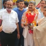 मुरादाबाद में विधायक रितेश गुप्ता का जन्मदिन मनाते समर्थक