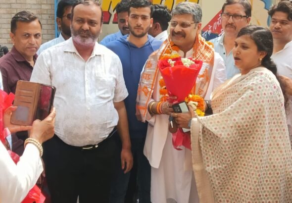 मुरादाबाद में विधायक रितेश गुप्ता का जन्मदिन मनाते समर्थक
