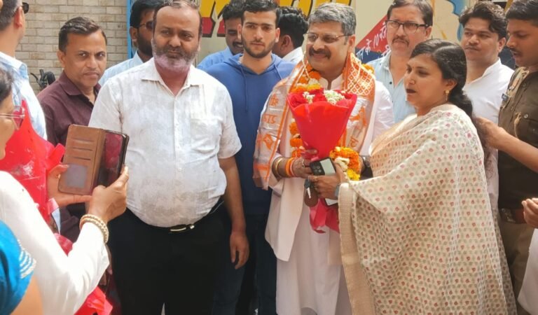 मुरादाबाद में विधायक रितेश गुप्ता का जन्मदिन मनाते समर्थक