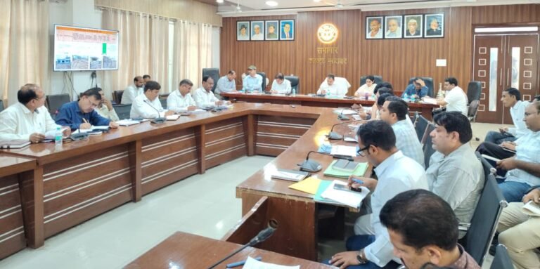 मुरादाबाद कलेक्ट्रेट में निर्माण परियोजनाओं की समीक्षा बैठक लेते जिलाधिकारी अनुज सिंह