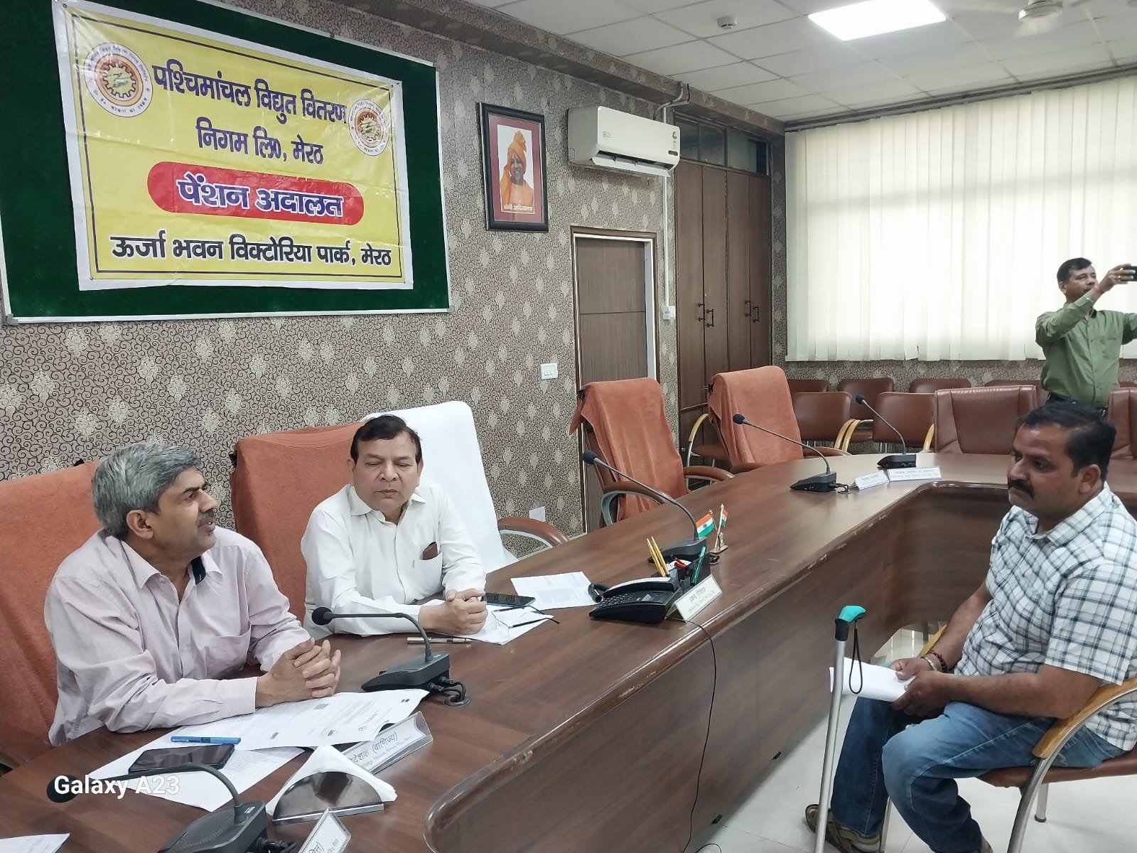 फर्जी विद्युत कर्मचारी बनकर ठगी की चेतावनी के बीच बिजली मीटर की जांच करते कर्मचारी की प्रतीकात्मक तस्वीर।