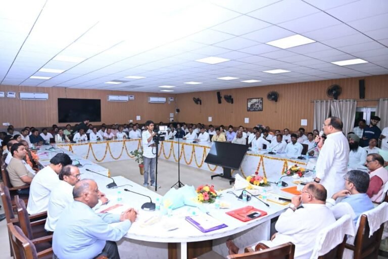 मुरादाबाद में आयोजित आलू क्रेता-विक्रेता सम्मेलन में किसानों को संबोधित करते मंत्री दिनेश प्रताप सिंह