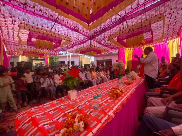 मुरादाबाद में शिवसेना कार्यकर्ता सम्मेलन को संबोधित करते जिला प्रमुख वीरेंद्र अरोड़ा