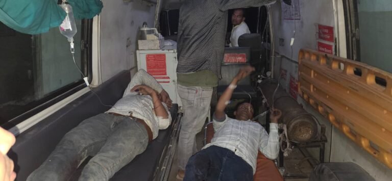 मुरादाबाद में गौ तस्करों से पुलिस मुठभेड़ के बाद घायल आरोपी को अस्पताल ले जाती पुलिस टीम