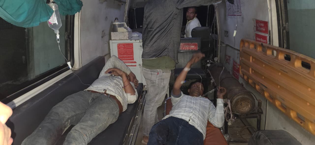 मुरादाबाद में गौ तस्करों से पुलिस मुठभेड़ के बाद घायल आरोपी को अस्पताल ले जाती पुलिस टीम