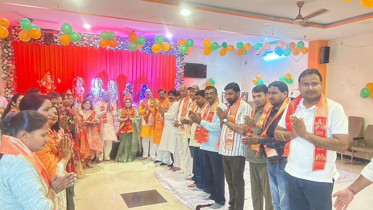 मुरादाबाद भाजपा कार्यालय में भजन संध्या और सुंदरकांड पाठ के दौरान मौजूद श्रद्धालु