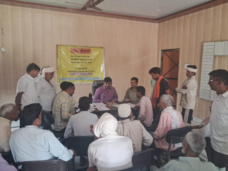 सैंजनी मुस्तहक में आयोजित चकबन्दी चौपाल में किसानों की समस्याएं सुनते अधिकारी