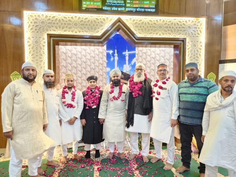 मस्जिद उबेश करनी में तरावीह के दौरान कुरआन मुकम्मल पर दुआ करते नमाज़ी