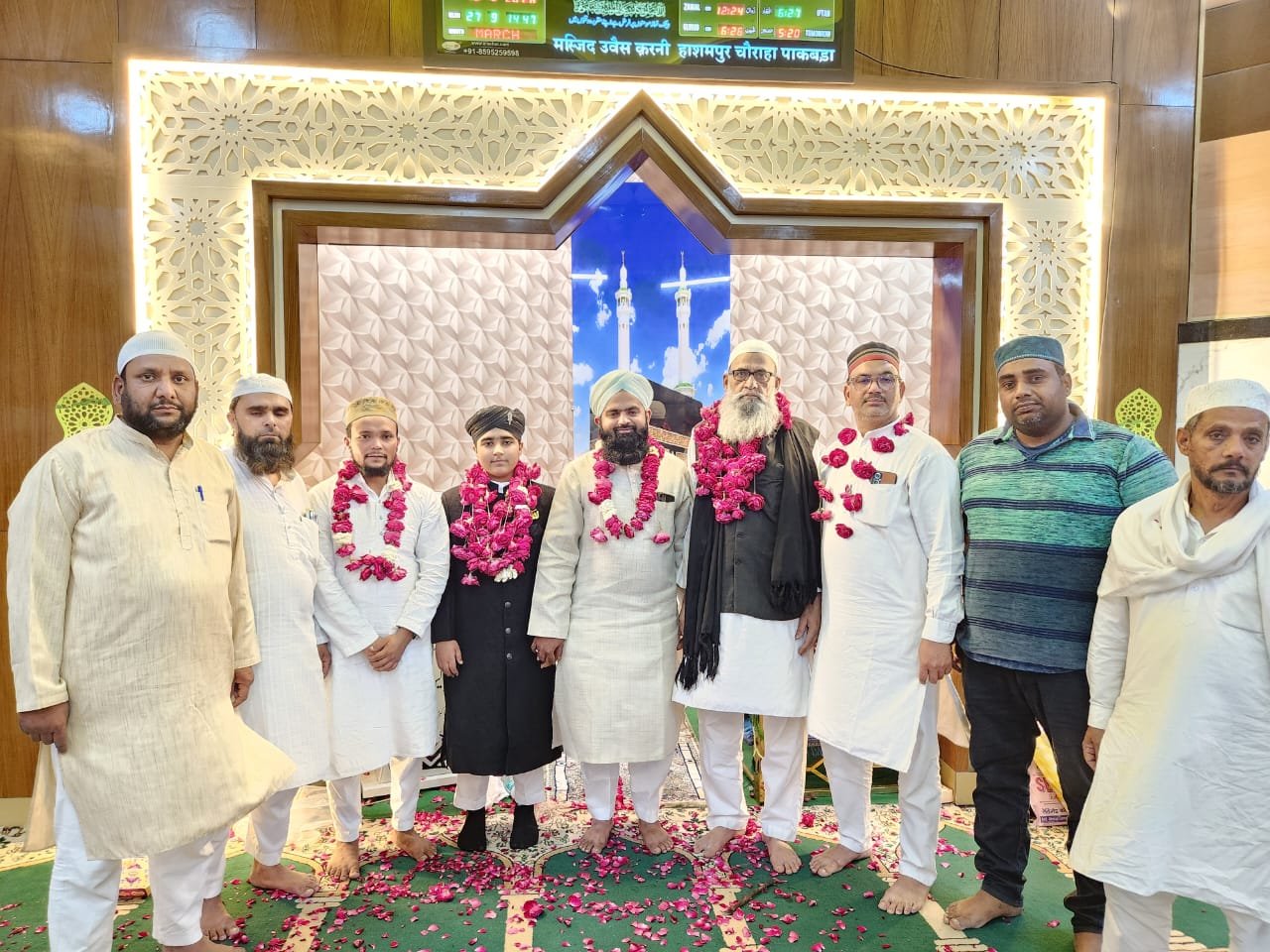 मस्जिद उबेश करनी में तरावीह के दौरान कुरआन मुकम्मल पर दुआ करते नमाज़ी