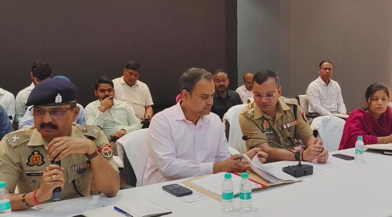 मुरादाबाद में ईद-उल-फितर व नवरात्रि शांति समिति बैठक में मौजूद अधिकारी और नागरिक