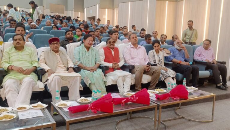 मुरादाबाद पंचायत भवन में प्रदेश सरकार के 9 वर्ष पूरे होने पर आयोजित कार्यक्रम में मौजूद जनप्रतिनिधि और लाभार्थी