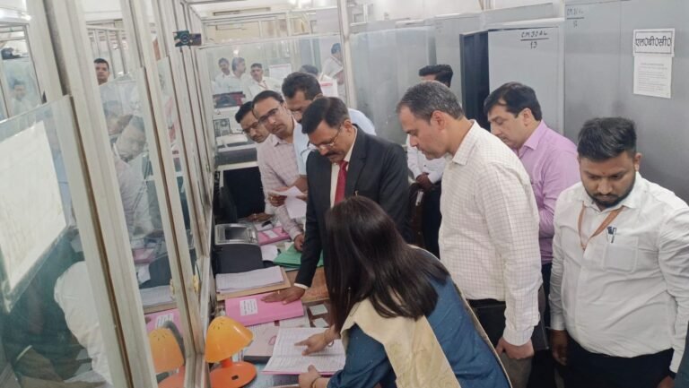 कलेक्ट्रेट निरीक्षण में मंडल आयुक्त दस्तावेज़ जांच करते हुए