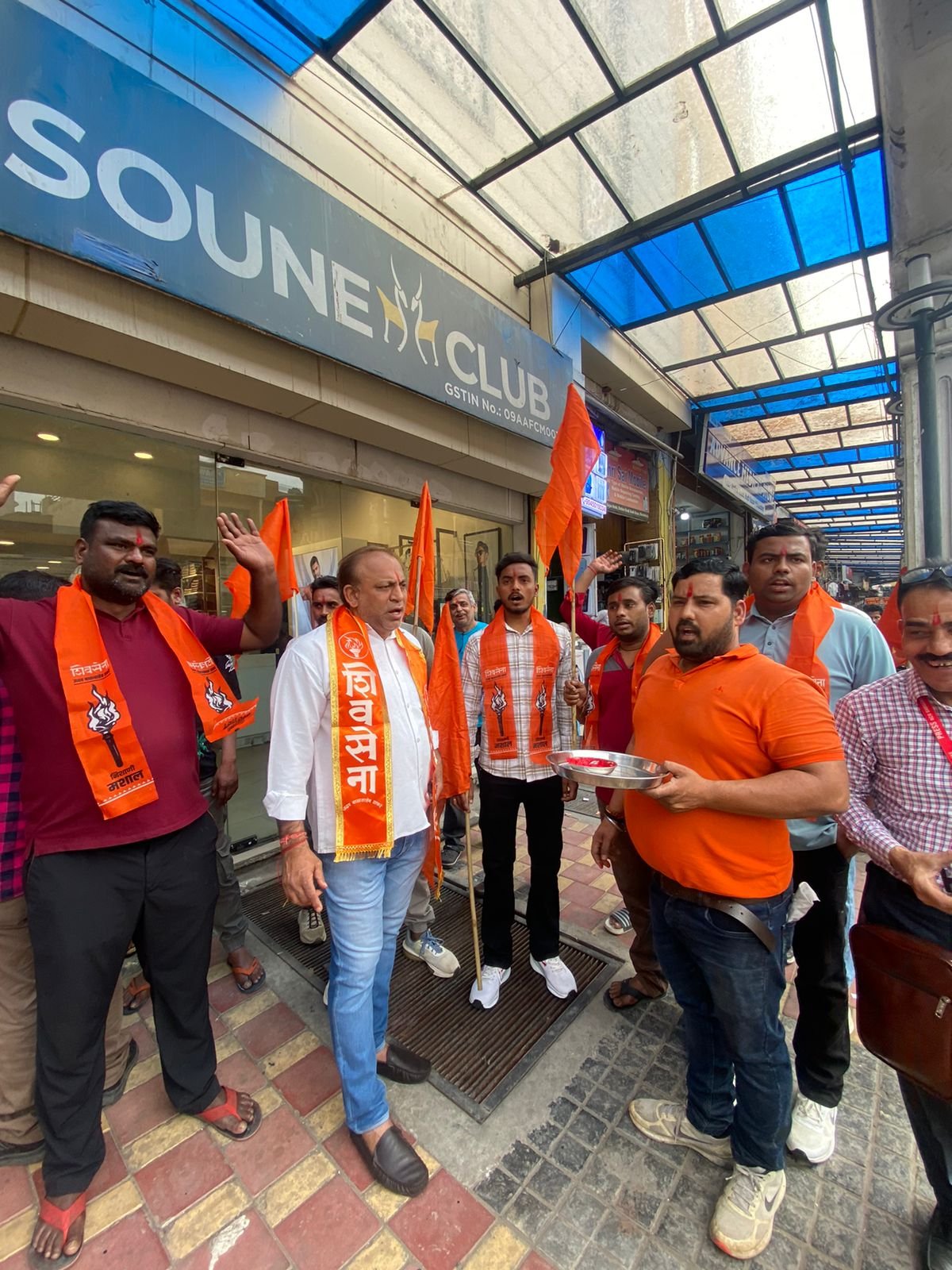 हिंदू नववर्ष पर भगवा सप्ताह के शुभारंभ में शंखनाद करते शिवसेना कार्यकर्ता