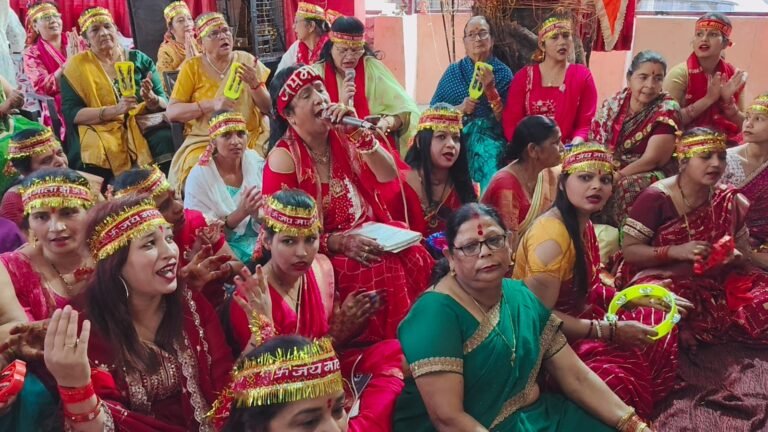 मां कात्यायनी की सजी हुई प्रतिमा और कीर्तन कार्यक्रम