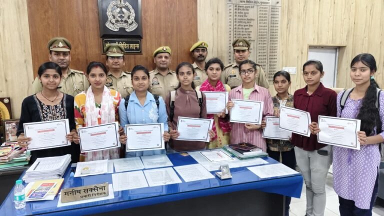 मुरादाबाद में स्टूडेंट पुलिस एक्सपेरिमेंटल लर्निंग प्रोग्राम समापन समारोह में छात्राओं को प्रमाण पत्र देते पुलिस अधिकारी
