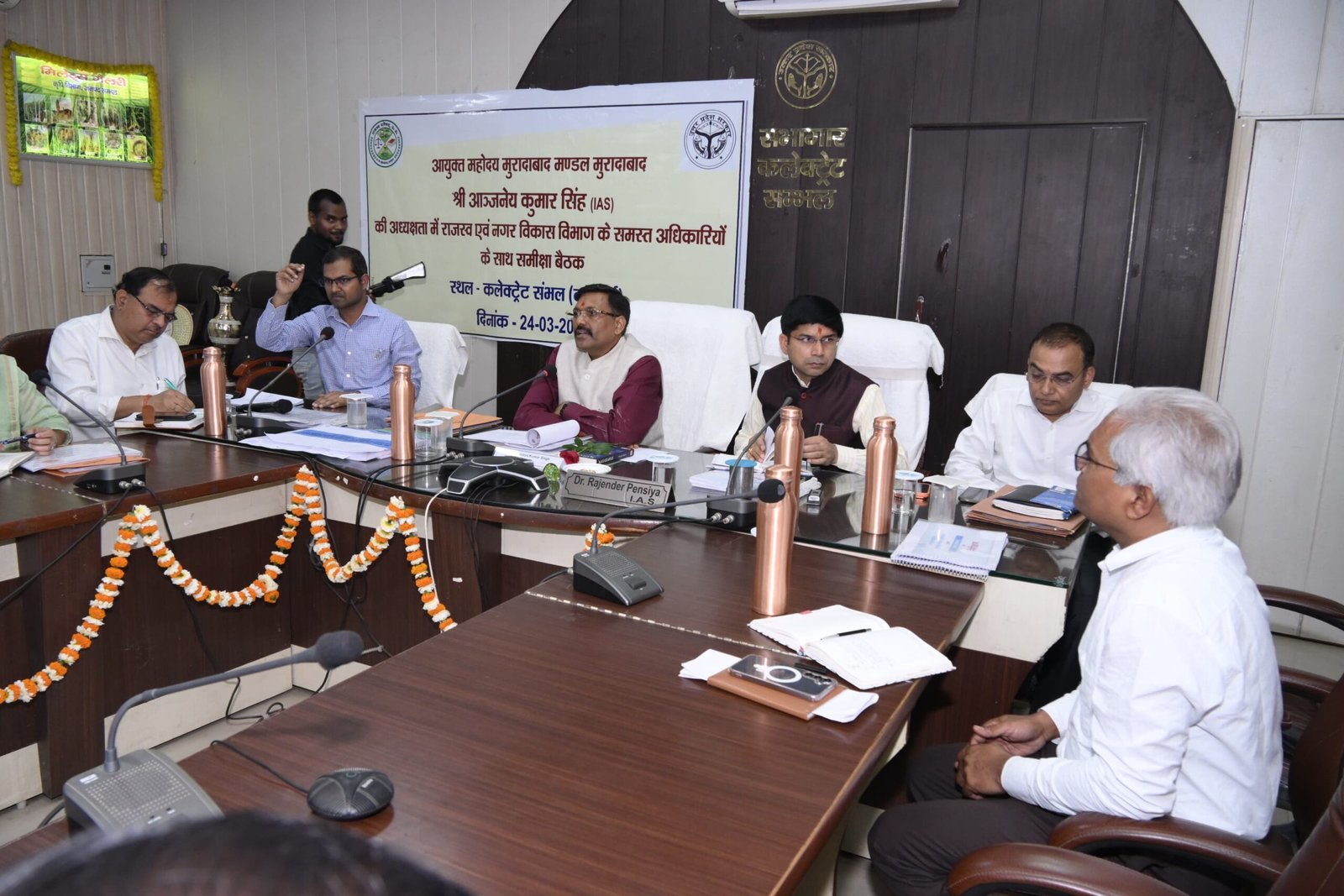 मुरादाबाद कलेक्ट्रेट में विकास कार्यों के लोकार्पण के दौरान निरीक्षण करते मण्डलायुक्त और अधिकारी