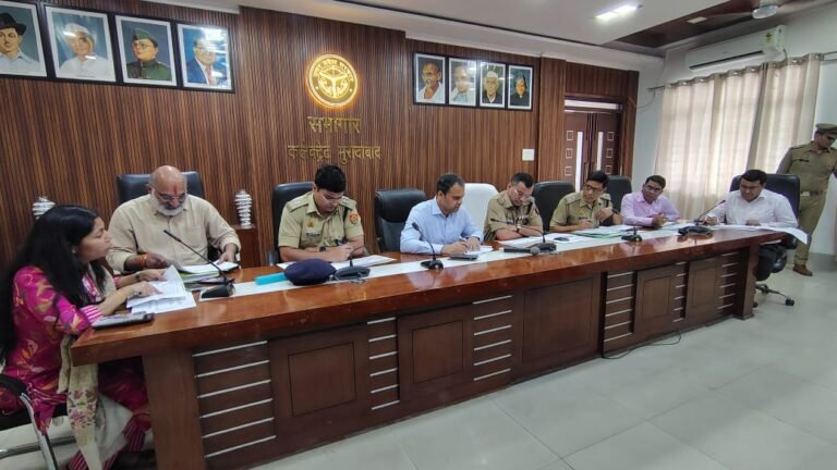 मुरादाबाद कलेक्ट्रेट सभागार में सड़क सुरक्षा बैठक के दौरान जिलाधिकारी और एसएसपी अधिकारियों को निर्देश देते हुए