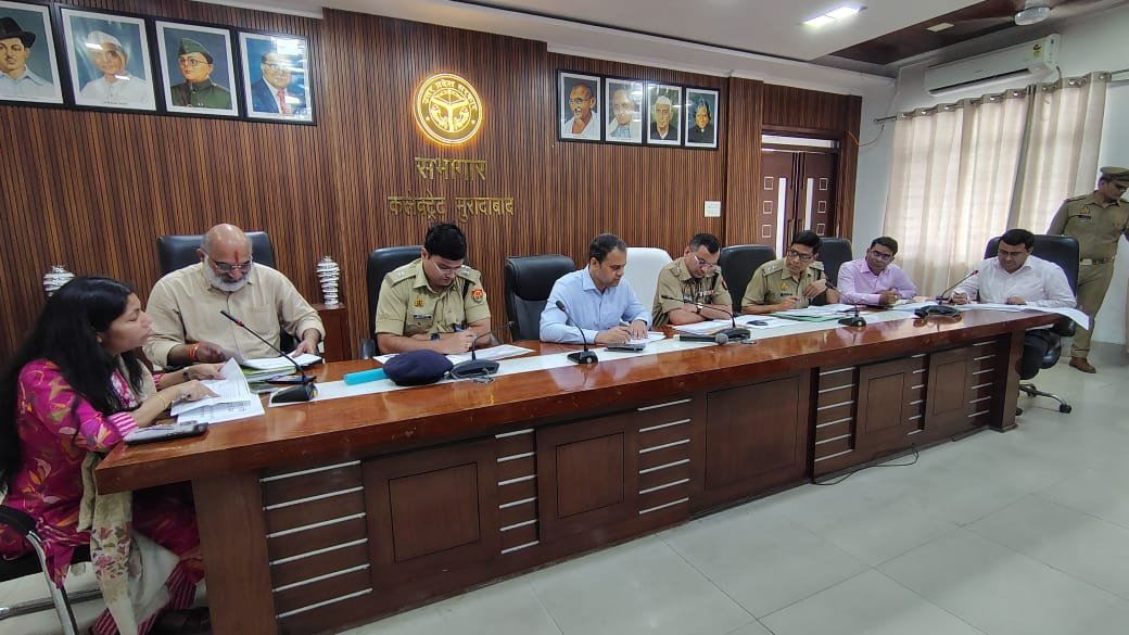 मुरादाबाद कलेक्ट्रेट सभागार में सड़क सुरक्षा बैठक के दौरान जिलाधिकारी और एसएसपी अधिकारियों को निर्देश देते हुए