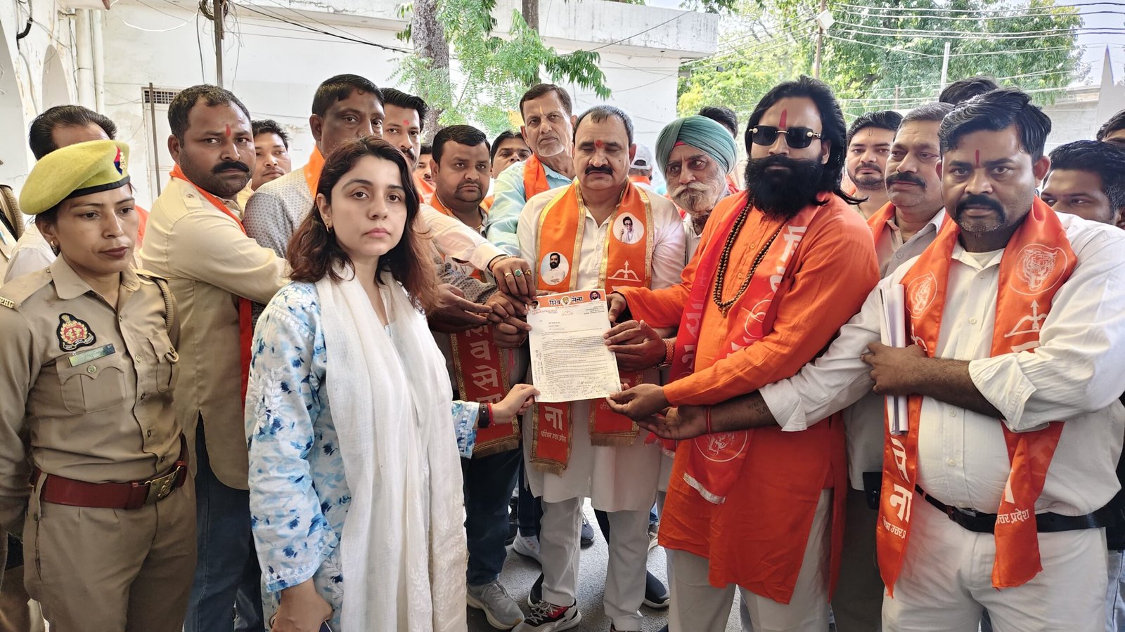 शिवसेना, मुरादाबाद न्यूज, शिवसेना का प्रदर्शन, हिंदूवादी नेता, हमले का विरोध, गौ माता, गौ तस्करी, कलेक्ट्रेट प्रदर्शन, उत्तर प्रदेश समाचार, एकनाथ शिंदे गुट