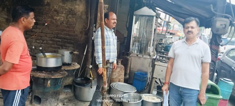 मुरादाबाद में गैस सिलेंडर जांच करती टीम